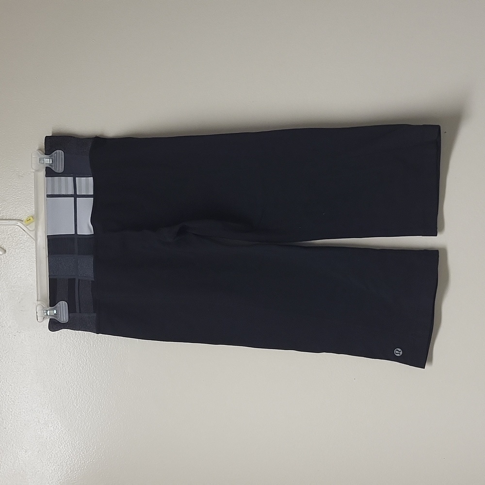 Lululemon Flare Capri Leggings with Patterned Waistband in black and white Size4